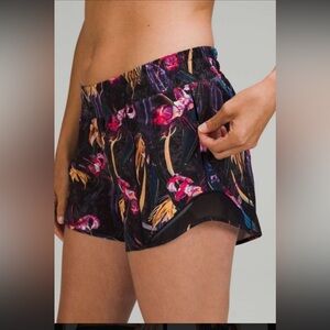 Lululemon Hotty Hot LR Short 4" Lined Size 6 Veiled Floral Black Multi 52912